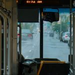 Uma aposentada de 87 anos cometeu um erro ao pagar a passagem do ônibus e acabou pagando 25 vezes mais do que o valor da passagem: “Paguei a passagem tarde”.