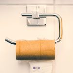 Por que vale a pena trocar o papel higiênico ao entrar no quarto de hotel