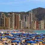 Multas de até 750 euros por instalar um guarda-sol e levá-lo embora, construir castelos de areia ou passear pela praia em grupo