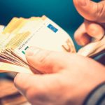 Comprou móveis antigos por 200 euros e encontrou 200.000 euros em títulos do Tesouro nas gavetas