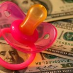 Este país transferirá US$ 5.000 para contas bancárias de famílias com filhos que atendam a este requisito