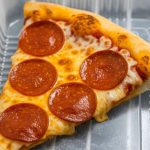 Nem 10 dias, nem 2 semanas: quanto tempo um pedaço de pizza pode ser guardado no congelador