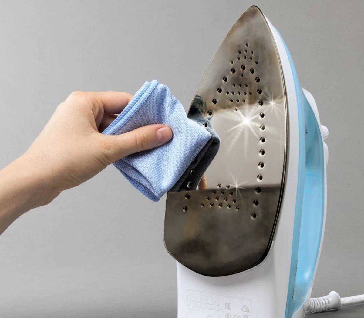 Uma maneira simples de remover manchas do ferro de passar em casa