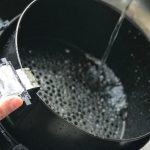 Diga adeus à gordura acumulada no forno com este remédio caseiro feito com 3 ingredientes básicos que todos têm na cozinha.