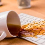 Como limpar manchas de café do teclado em 5 minutos com um truque simples