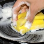 Sem vinagre nem bicarbonato: a maneira certa de remover rapidamente a gordura das frigideiras