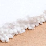 Como reparar goteiras no telhado com espuma plástica derretida – uma solução simples e muito econômica