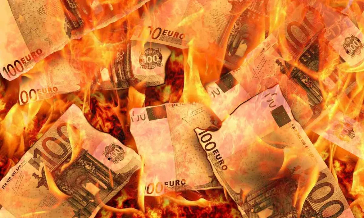 Ele escondeu 80.000 euros num lugar que considerava seguro, mas tudo foi destruído pelo fogo: ele pensava que era uma quantia menor.