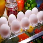 Nem à temperatura ambiente, nem na embalagem: como conservar os ovos no frigorífico.