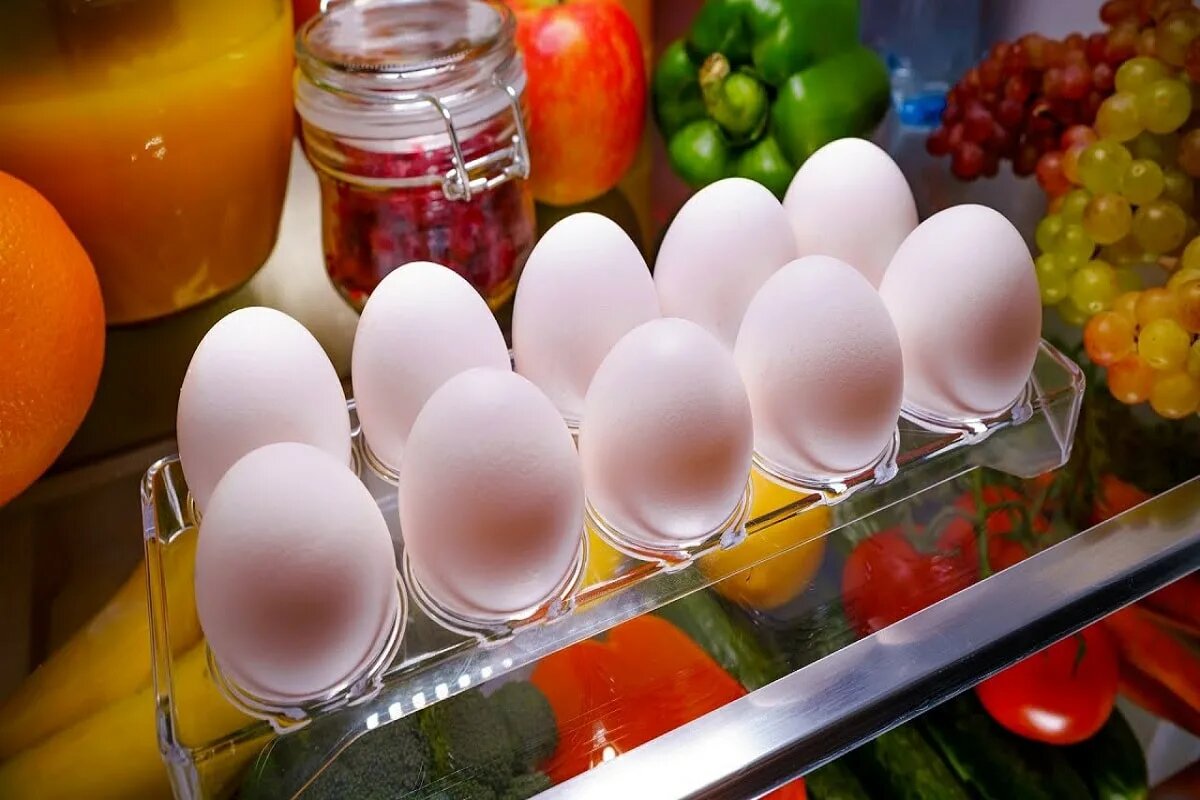 Nem à temperatura ambiente, nem na embalagem: como conservar os ovos no frigorífico.