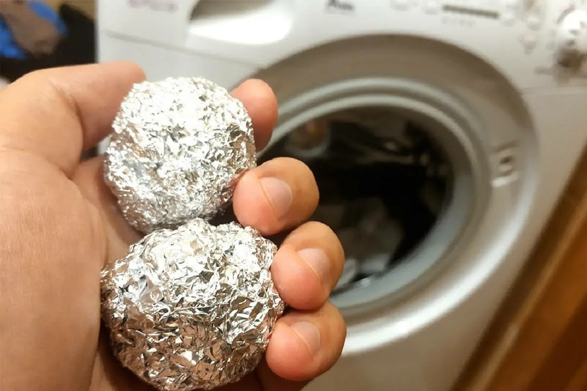 Especialista em limpeza: “Coloque duas bolas de papel alumínio na máquina de lavar para evitar a estática”.