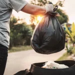 Um aposentado comete um erro ao jogar lixo fora, recebe uma multa de centenas de euros e prefere ir para a prisão a pagar: “Tenho tempo”.