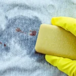 Crie um sabão de coco para remover manchas difíceis da roupa: econômico e eficaz como detergente