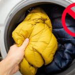 Nem na máquina de lavar, nem à mão: como limpar um casaco sem danificá-lo