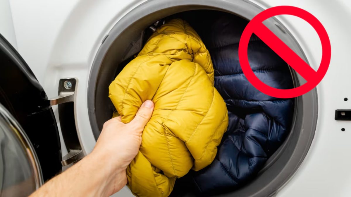 Nem na máquina de lavar, nem à mão: como limpar um casaco sem danificá-lo