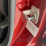 A função oculta deste pequeno detalhe localizado na porta do carro