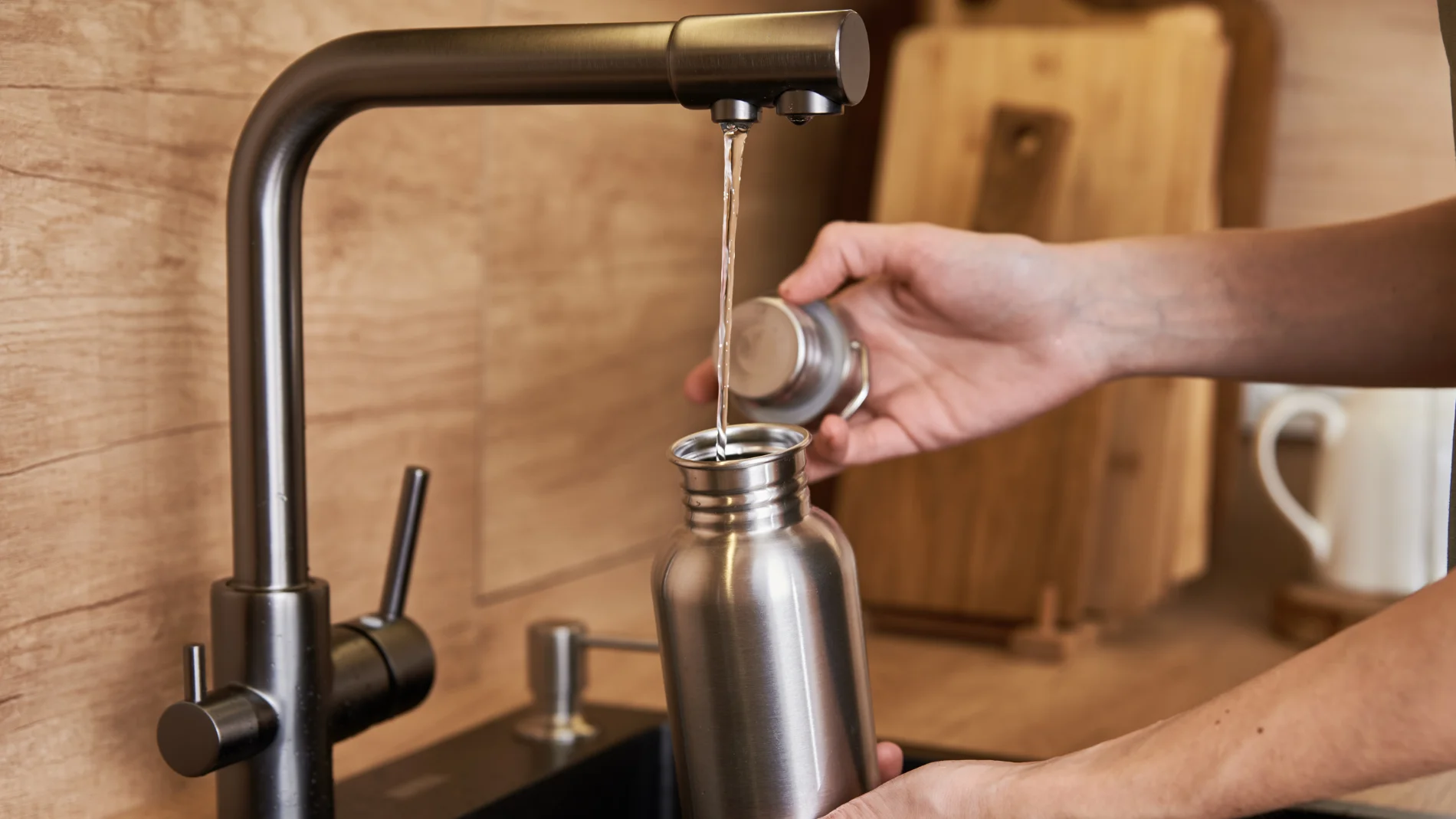 O truque alemão para refrescar seu quarto sem precisar de ar condicionado: basta uma garrafa