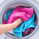 Um pequeno truque que deve ser usado antes de cada lavagem para que as roupas brancas permaneçam brilhantes por muito tempo